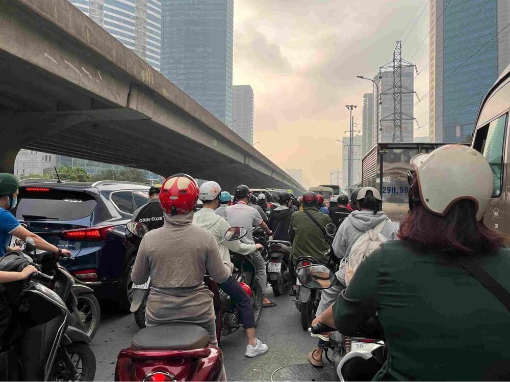 Người đi làm xa nhà gặp cảnh kẹt xe vào giờ cao điểm