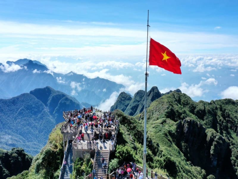 Du lịch núi Fansipan – lá cờ Việt Nam tung bay trên đỉnh núi với mây trắng bao quanh