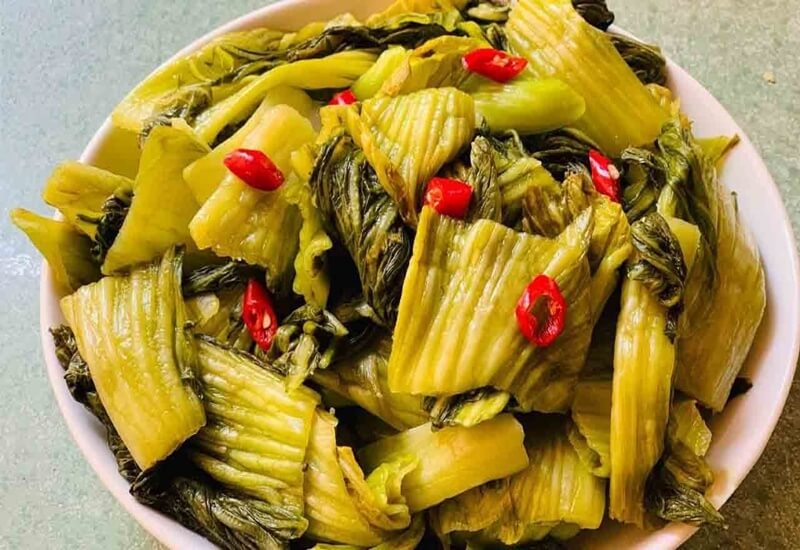 Dưa cải chua Việt Nam màu xanh vàng, trộn ớt đỏ thái lát