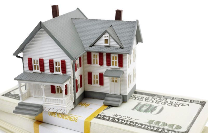 Mô hình ngôi nhà đặt trên xấp tiền đô, thể hiện chi phí và đầu tư cho việc mua nhà