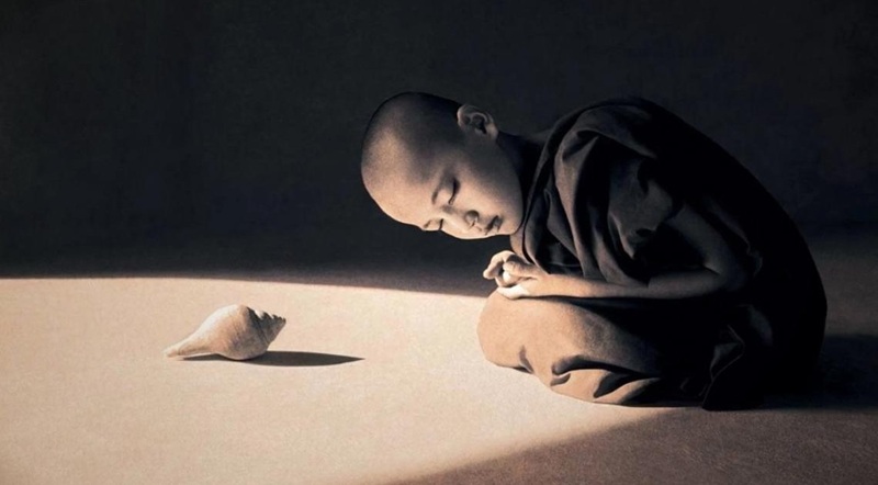 Tiểu sa di ngồi thiền trong ánh sáng tĩnh lặng, chiêm nghiệm hạnh phúc từ sự bình an nội tâm