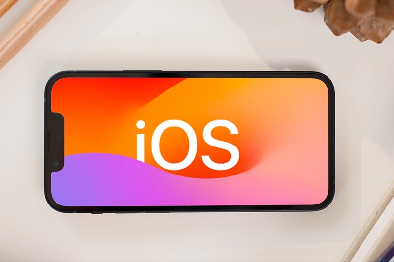 Màn hình iPhone hiển thị logo iOS với nền màu cam và tím