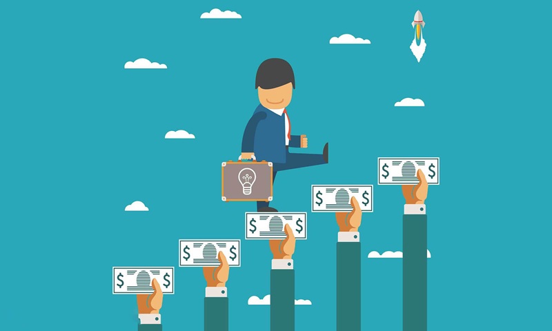 Người đàn ông bước lên bậc thang tài chính để khởi nghiệp thành công