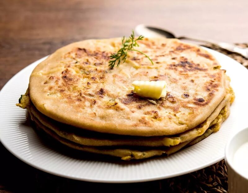 Kulcha Ấn Độ truyền thống với nhân khoai tây và bơ