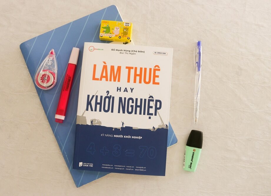 Cuốn sách “Làm thuê hay khởi nghiệp” đặt cùng bút, vở và đồ dùng học tập