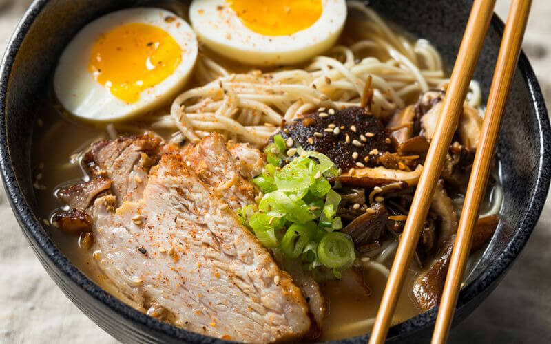 Mì ramen Nhật Bản với thịt heo, trứng lòng đào và nấm