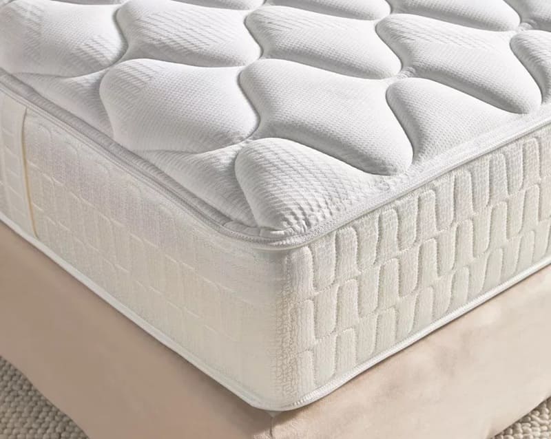 Nệm foam với bề mặt mềm mại và thiết kế ô vuông nổi êm ái