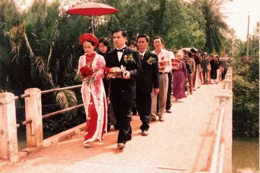 Đám cưới truyền thống miền Nam xưa với cô dâu chú rể dẫn đầu đoàn rước lễ