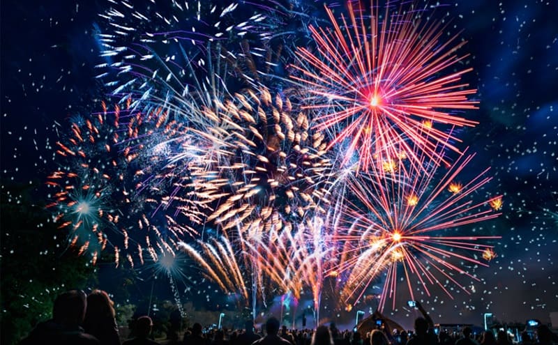 Màn bắn pháo hoa rực rỡ trong đêm Tết Dương lịch, thu hút đông đảo người dân đón năm mới