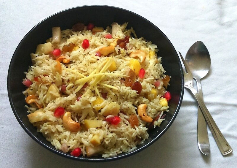 Pulao Ấn Độ với hạt điều, gừng sợi và trái cây khô