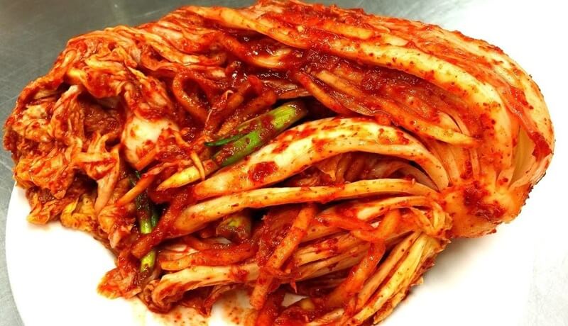 Kimchi cải thảo nguyên cây với màu đỏ đặc trưng của Hàn Quốc