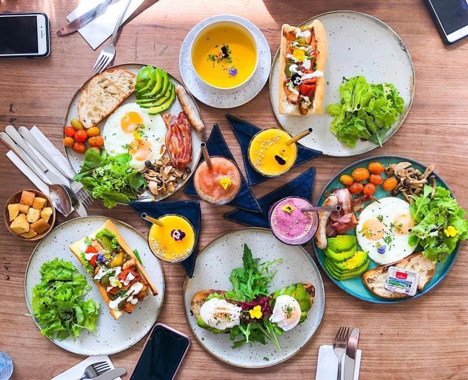 Bữa sáng đầy đủ dinh dưỡng tại nhà hàng hoặc quán ăn hiện đại