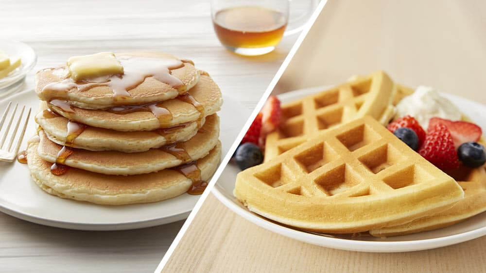 Bánh pancake và waffle trên hai đĩa, minh họa sự khác biệt
