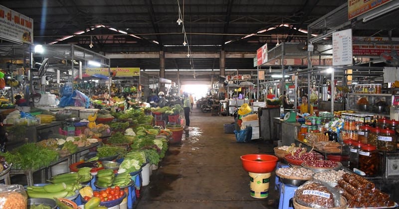 Chợ truyền thống với các gian hàng bán rau quả tươi và thực phẩm tại Việt Nam