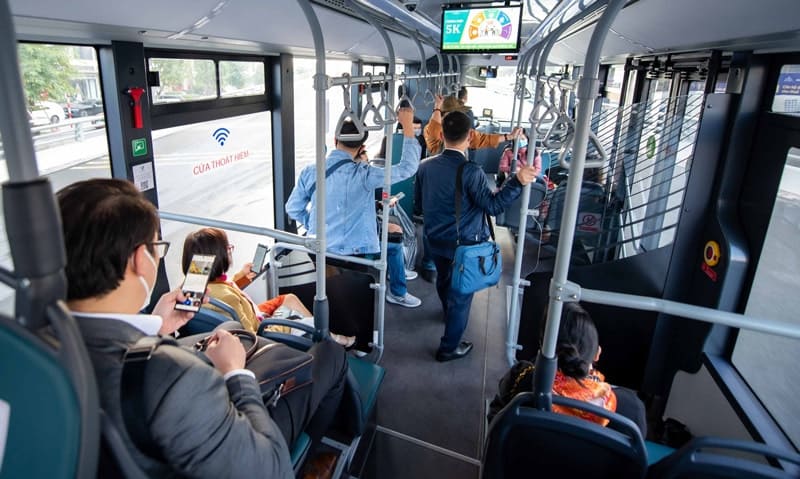 Xe buýt hiện đại, nội thất tiện nghi, là lựa chọn hợp lý cho những ai ưu tiên sự thoải mái và an toàn khi đi làm