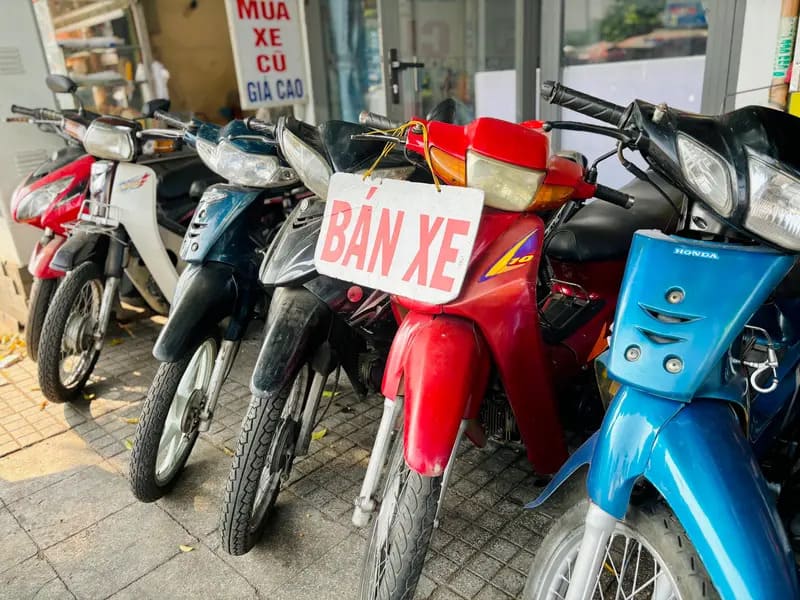 Mua xe máy cũ giá rẻ, hình ảnh xe máy đã qua sử dụng đang được bày bán, mang đến lựa chọn tiết kiệm chi phí cho người tiêu dùng