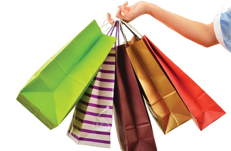 Người cầm nhiều túi mua sắm, đại diện cho sự lựa chọn khi mua hàng chính hãng