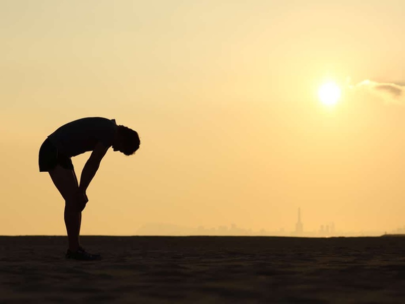 Người đứng thả lỏng giữa hoàng hôn, biểu tượng của sự buông bỏ, chấp nhận và buông nhẹ áp lực trong cuộc sống