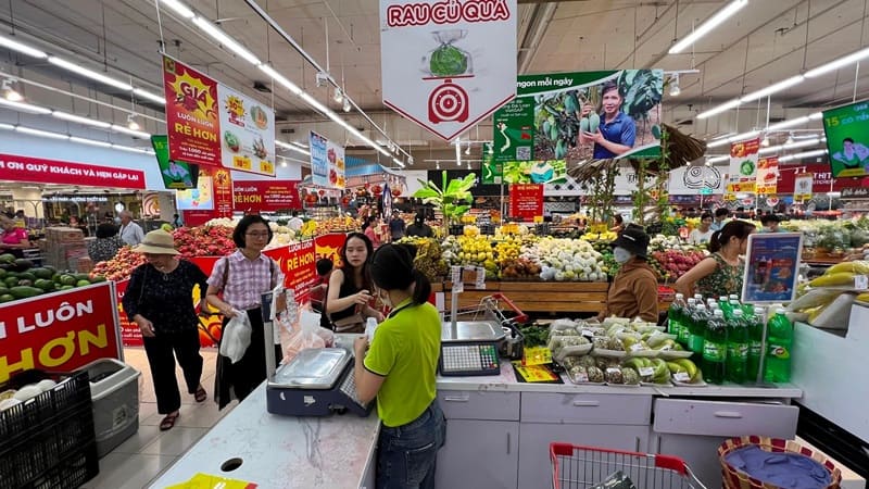Siêu thị với nhiều loại rau củ quả tươi ngon, giá rẻ, thu hút khách hàng đến mua sắm