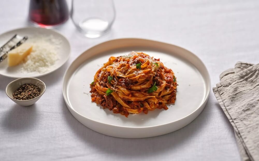 Pasta sốt Bolognese với thịt bò, rau và phô mai Parmesan