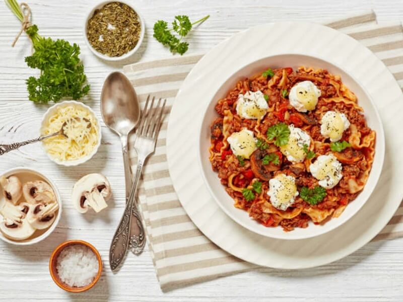 Món pasta thịt bò với sốt ragu, phô mai và gia vị tươi ngon